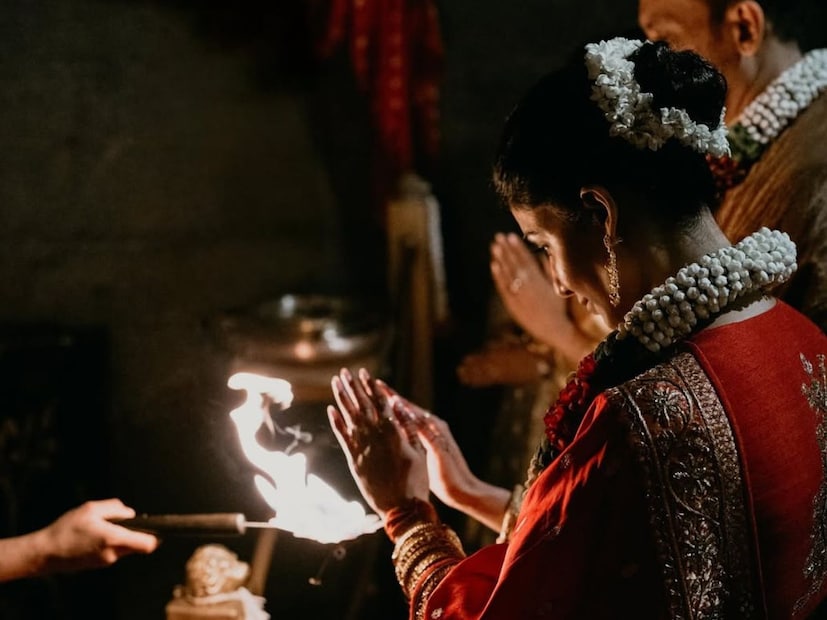  बोल्ड, मॉडर्न आणि एकदम युनिक अशी समंथा रुठ प्रभूची वेडिंग रिंग आहे. आजवर एकाही सेलिब्रिटीने अशापद्धतीची वेडिंग रिंग घातलेली नसेल. त्यामुळे ऐश्वर्या रायपेक्षीही समंथा रुठ प्रभूची वेडिंग रिंग यूनिक असल्याचं नेटकरी म्हणत आहेत.