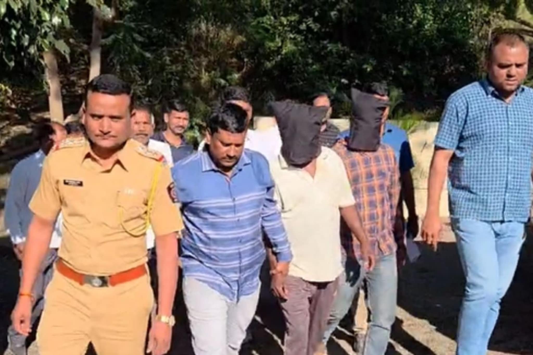 आई -वडिलांनीच घेतला पोटच्या गोळ्याचा जीव, कारमध्ये घालून मृतदेह पुलाखाली फेकला आई -वडिलांनीच घेतला पोटच्या गोळ्याचा जीव, कारमध्ये घालून मृतदेह पुलाखाली फेकला