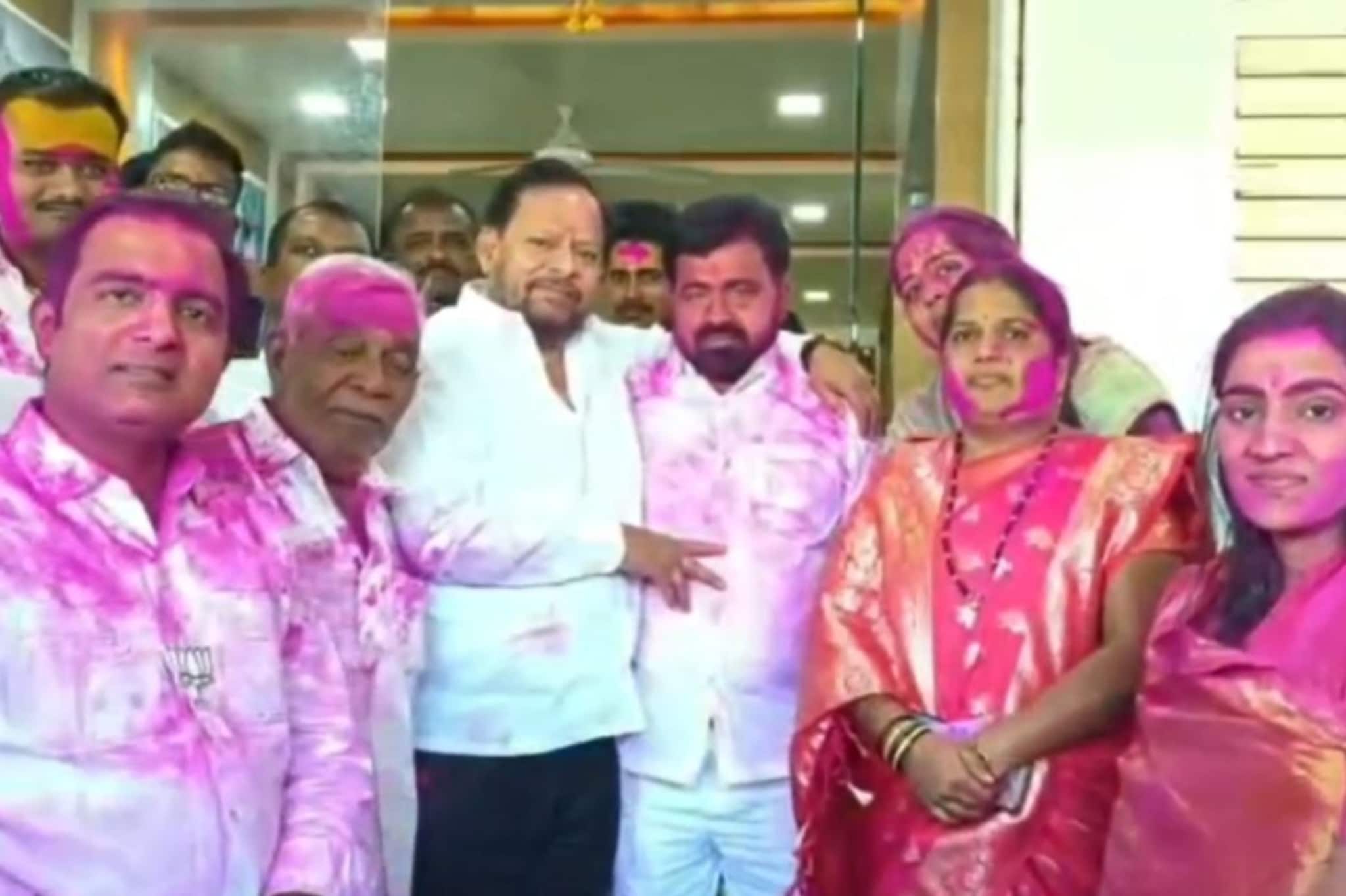 सांगोल्याच्या राजकारणात नवे वळण, भाजपासोबत शहाजीबापूंची हातमिळवणी सांगोल्याच्या राजकारणात नवे वळण, भाजपासोबत शहाजीबापूंची हातमिळवणी