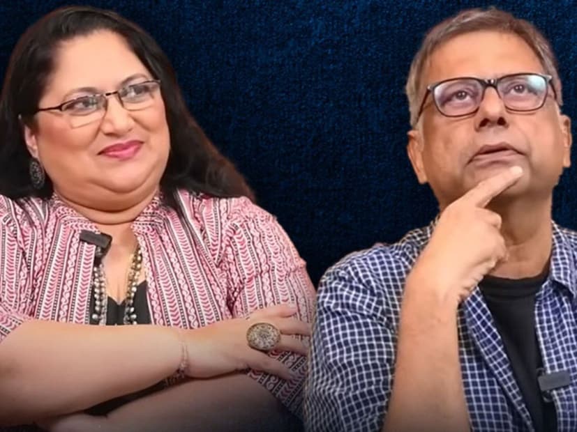  संजय मोने आणि सुकन्या मोने 1998 मध्ये विवाहबंधनात अडकले. त्यांच्या लग्नसोहळ्याची चांगलीच चर्चा झाली. आजही मराठी सेलिब्रिटींमध्ये त्यांच्या हटके लग्नसोहळ्याची चर्चा होत असलेली पाहायला मिळते. सुकन्या कुलकर्णी यांच्यासारखी सोज्वळ मुलगी संजय मोने यांच्या प्रेमात पडली याचं संपूर्ण मराठी इंडस्ट्रीला आश्चर्य वाटलं होतं.