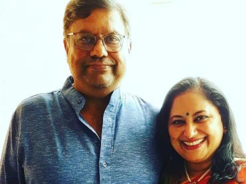  सुकन्या कुलकर्णी-मोने म्हणाल्या,"संजयने मला सांगितलं होतं की एका तासात विधी आटोपणार आहेत का? नाहीतर रजिस्टर लग्न कर. पण मला रजिस्टर लग्नात अजिबात इंटरेस्ट नव्हता. एक तास 5 मिनिटं झाली तरी मी निघून जाईल अशी तंबीच संजय कडून मिळाली होती. तेवढ्या वेळात सगळे महत्त्वाचे विधी पटापट आटोपून घे मग नंतर काहीही येऊ दे . या अटीमुळे सप्तपदीला त्याच्या स्पीडने झपझप फेऱ्या मारल्या. या सगळ्या गोंधळात माझ्याच ताईने आठ फेऱ्या झाल्यात म्हणून आम्हाला थांबवलं. आणि आता एक उलटी फेरी मारा म्हणून मागे फिरायला लावलं".