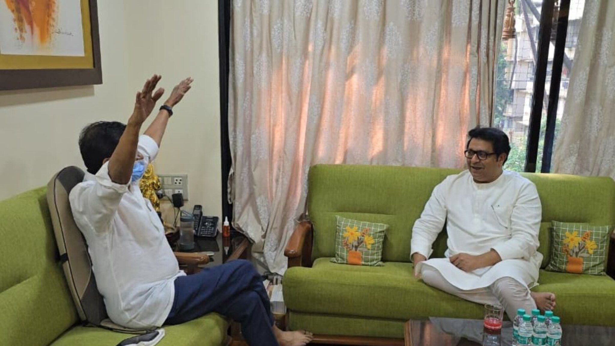 राज ठाकरे 20 वर्षांनंतर संजय राऊत यांच्या घरी, पाहा खास फोटो