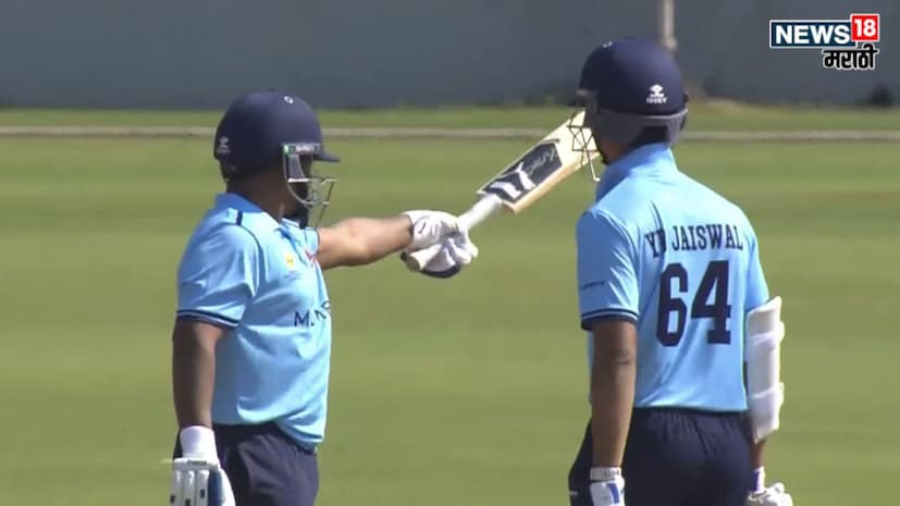 238 रन्सचं मोठं टार्गेट असताना सरफराजने 25 बॉलमध्ये 64 रन्सची महत्त्वपूर्ण आणि आक्रमक खेळी केली. त्याचा स्ट्राईख 256 इतका जबरदस्त होता, ज्यामुळे IPL संघांचे लक्ष त्याच्याकडे वेधलं गेलं आहे.