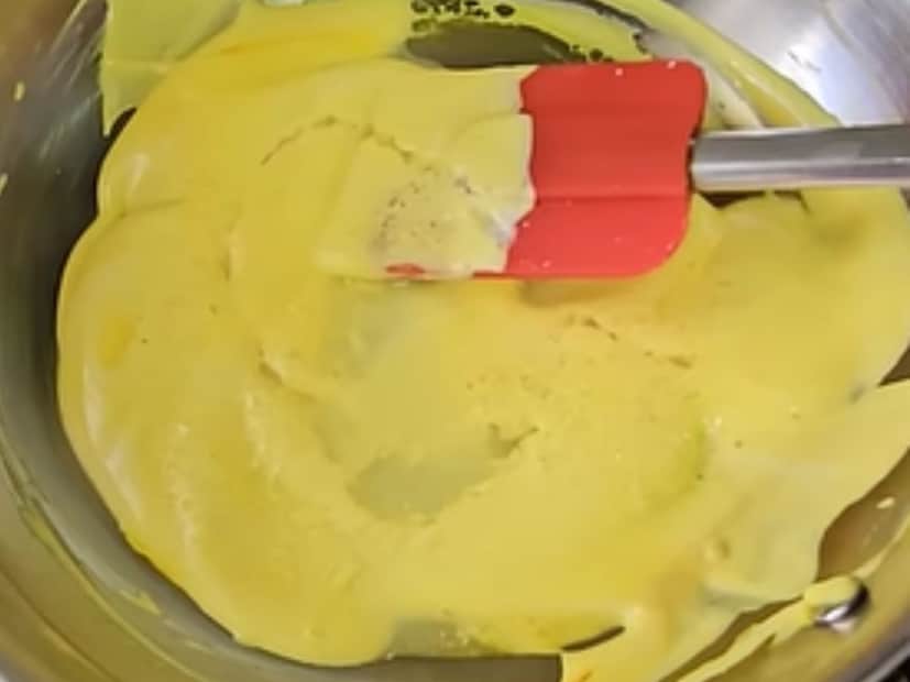 आता एक मिनिटात सॉस कसा बनवायचा? तर यासाठी तुम्हाला लागणार आहे तर तेल, हळद, मीठ साखर, ग्रीक योगर्ट, लिंबू रस (असं दही ज्यातील पाणी काढलेलं असतं, ते जाड आणि क्रिमी असतं).