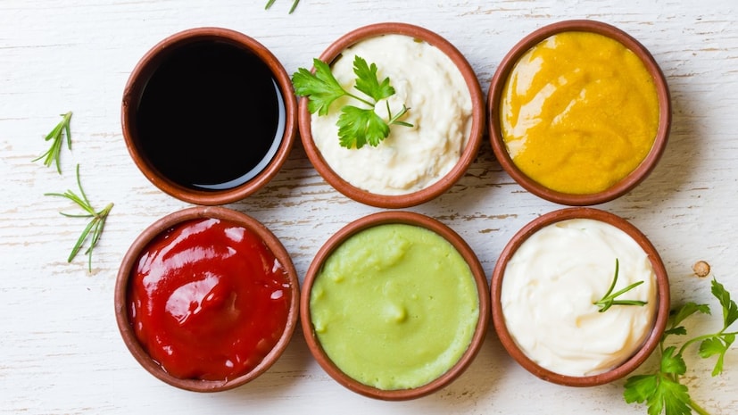 शेफ विकास खन्ना यांनी एक मिनिटात सॉस बनवून दाखवला आहे. एक मिनिटात काय होतं? सॉस कसा काय बनेल? असं तुम्ही म्हणाल. 