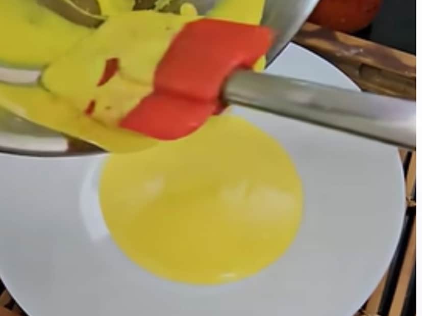 आता एका गॅसवर पॅन ठेवा. त्यात एक चमचा तेल टाका, एक चमचा हळद टाका, हळद तेलात मिक्स करून घ्या. आता थोडं थंड होऊ दे. मग यात ग्रीक योगर्ट टाकून मिक्स करा. आता लिंबू रस, मीठ आणि साखर टाकून पुन्हा मिक्स करून घ्या. क्रिमी सॉस तयार.