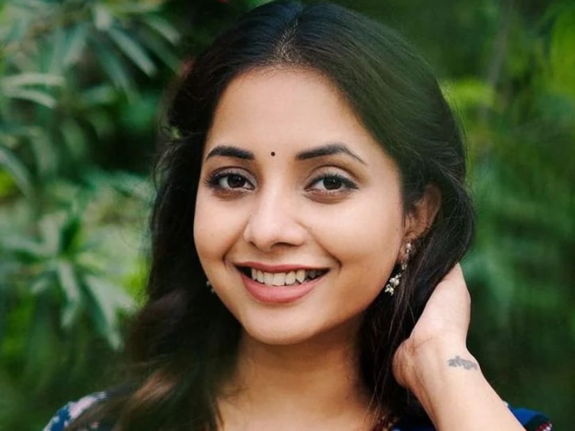  सायली संजीव राज्यशास्त्राची विद्यार्थीनी आहे. तसेच ती मनसे प्रमुख राज ठाकरे यांची मोठी फॅन आहे. त्यांचे विचार तिला पटतात. अनेकदा मराठी भाषेबाबत बोलताना सायली दिसून आली आहे.