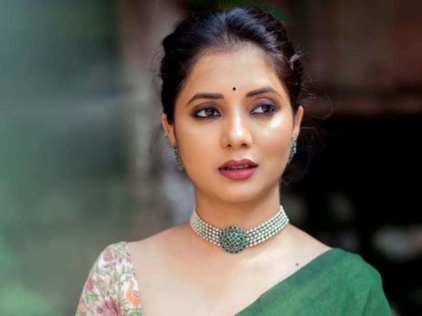  सायली संजीव राजकारणात एन्ट्री करणार असल्याची चर्चा काही दिवसांपासून सुरू आहे. सायली आता राजकारणात एन्ट्री करण्याबाबत म्हणाली,"अजून असं काही ठरवलेलं नाही. मला राजकीय विश्लेषक म्हणून काम करायला खूप आवडेल. मला एखाद्या पक्षात सक्रीय काम करत राहण्यापेक्षा मला संपूर्ण राजकारणाचं विश्लेषण करायला फार मजा येईल".