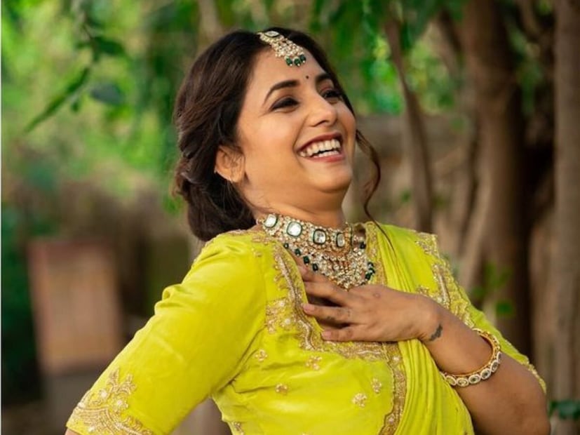  सायली संजीव मराठी इंडस्ट्रीतील लोकप्रिय अभिनेत्री आहे. 'काहे दिया परदेस' या मालिकेच्या माध्यमातून तिने मराठी मनोरंजनसृष्टीत पदार्पण केलं. त्यानंतर अनेक दर्जेदार चित्रपटांच्या माध्यमातून सायली संजीव प्रेक्षकांच्या भेटीला आली आहे.