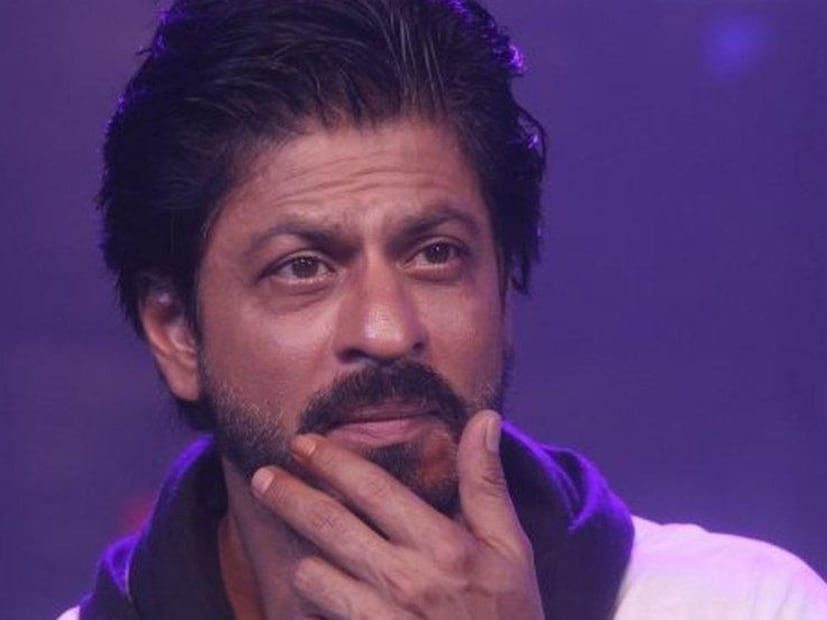  शाहरुख खानने हंसराज महाविद्यालयातून अर्थशास्त्र विषयात पदवी घेतली आहे. त्यानंतर दिल्लीतील जामिया मिलिया इस्लामिया यूनिव्हर्सिटीमधून त्याने M.A केलं. विशेष म्हणजे त्याने IIT ची एंट्रेंसदेखील क्रॅक केली आहे. पण पुढे थिएटर, मालिका करत असताना अभिनयात रुची निर्माण झाली आणि तो अभिनयाकडे वळला.