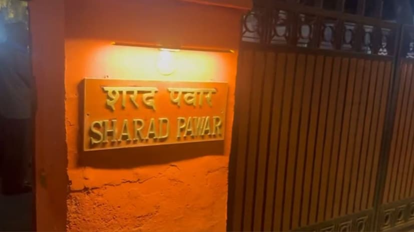 महाराष्ट्र विधिमंडळाचे अधिवेशन सुरू असताना आणि राष्ट्रवादीच्या एकत्रि&#x200d;करणाची जोरदार चर्चा सुरू असताना ज्येष्ठ नेते शरद पवार यांच्या दिल्लीतील निवासस्थानी दिग्गज नेत्यांची मांदियाळी जमली आहे. 