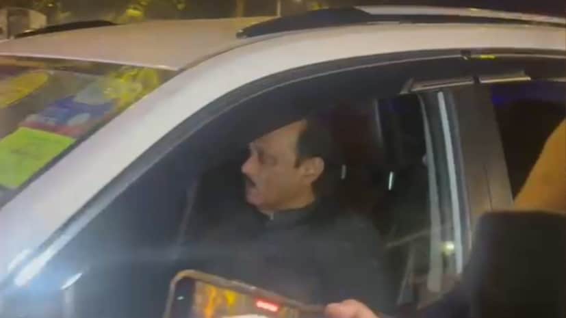 राष्ट्रवादी काँग्रेस पक्षाचे अध्यक्ष अजित पवार देखील नागपुराहून दिल्लीत दाखल झाले आहेत.  महापालिका निवडणुकांच्या पार्श्वभूमीवर राष्ट्रवादी एकत्र येणार असल्याच्या चर्चांनी जोर धरलेला असताना अधिवेशन काळात अजित पवार यांचे दिल्लीला जाणे, अनेक अर्थांनी महत्त्वाचे मानले जाते. अजित पवार यांच्यासोबत राष्ट्रवादीचे नेते प्रफुल पटेल देखील आहेत.