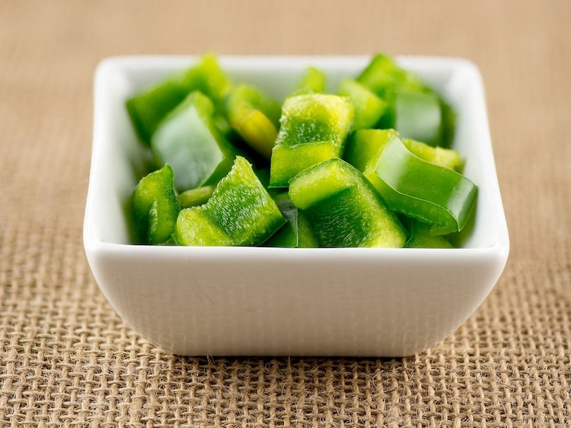 त्यामुळे फिमेल शिमला मिरची तुम्ही कच्चीही खाऊ शकता. म्हणजे तुम्ही हे सलाडमध्ये वगैरे वापरू शकता. तर मेल शिमला मिरची तुम्हाला शिजवूनच खावी लागते. Desi Vloger युट्युब चॅनेलवर एका शेफने ही माहिती दिली आहे.