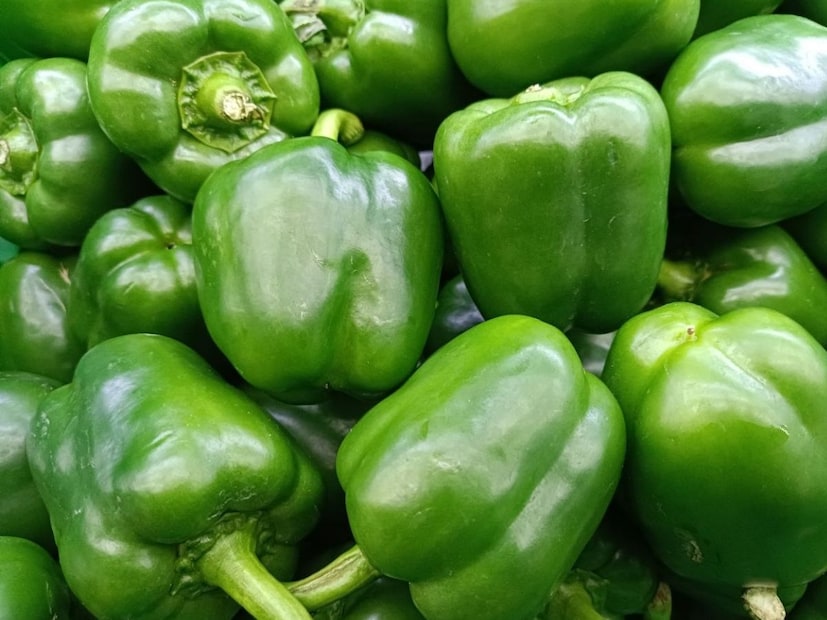 बाजारात गेलात की तुम्हाला वेगवेगळ्या शिमला मिरची दिसतील. हिरव्या, लाल, पिवळ्या असा रंगाच्या शिमला मिरची. पण तुम्हाला माहिती आहे का? हिरव्या शिमला मिरचीमध्येही दोन प्रकार आहेत, एक मेल आणि एक फिमेल.