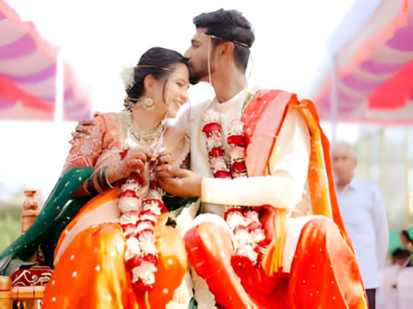  निमिष कुलकर्णीच्या लग्नाला मराठी कलाविश्वातील सेलिब्रिटी मंडळीसह, महाराष्ट्राच्या हास्यजत्रेतील कलाकारांनीही हजेरी लावली. दरम्यान शिवाली परबदेखील उपस्थित होती. निमिष कुलकर्णी आणि शिवाली परबच्या डेटिंगच्या चर्चा याआधी सोशल मीडियावर रंगल्या आहेत. पण दोघांकडूनही या अफवा असल्याचं अनेकदा सांगण्यात आलं आहे.