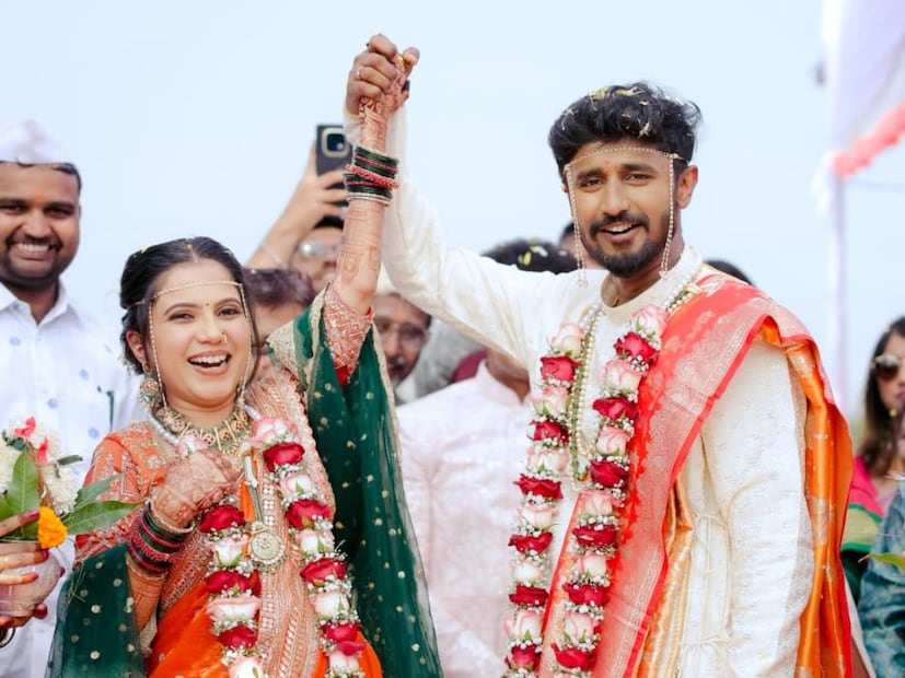 'महाराष्ट्राची हास्यजत्रा' फेम निमिष कुलकर्णी 5 डिसेंबर 2025 रोजी कोमल भास्करसोबत विवाहबंधनात अडकला आहे. निमिषच्या लग्नाचे फोटो आणि व्हिडीओ सध्या सोशल मीडियावर व्हायरल होत आहेत. 'महाराष्ट्राची हास्यजत्रा' फेम निमिष कुलकर्णी 5 डिसेंबर 2025 रोजी कोमल भास्करसोबत विवाहबंधनात अडकला आहे. निमिषच्या लग्नाचे फोटो आणि व्हिडीओ सध्या सोशल मीडियावर व्हायरल होत आहेत.