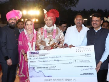 शिवेंद्रराजे भोसले धनादेश मुख्यमंत्र्यांना देताना.... 