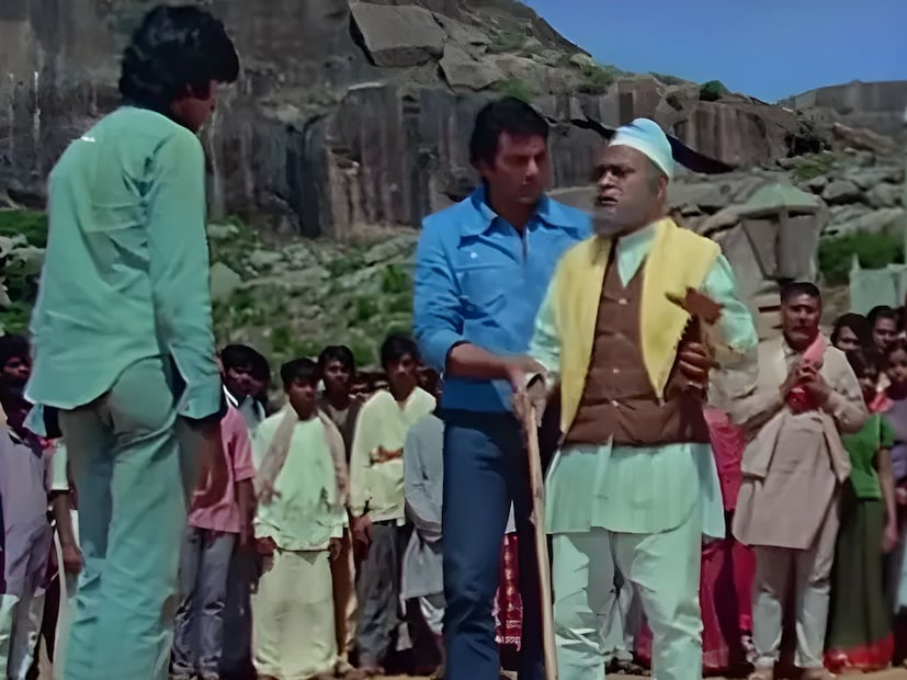  ए.के. हंगल यांनी 'शोले' या चित्रपटात 'इमाम चाचा' ही छोटी भूमिका साकारली होती. आपल्या छोट्या भूमिकेच्या माध्यमातून त्यांनी प्रेक्षकांवर चांगलाच प्रभाव टाकला. विशेष म्हणजे ए.के. हंगल यांचं देशाचे पहिले पंतप्रधान पंडित जवाहरलाल नेहरू आणि नंतर इंदिरा गांधी यांच्या कुटुंबासोबत दूरचं नातं होतं.