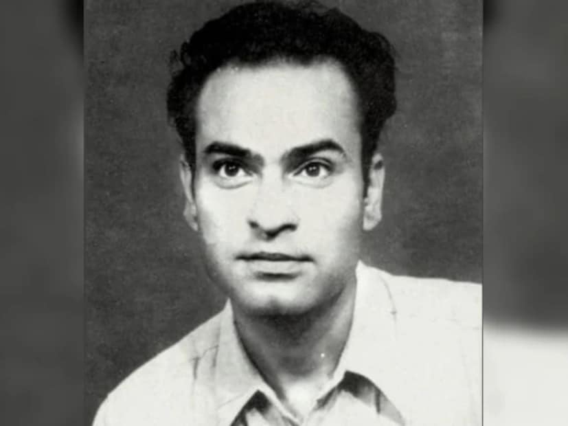  ए.के. हंगल यांनी सिनेसृष्टीत थोडा उशिरा प्रवेश केला. त्यानंतर अनेक दशके त्यांनी सातत्याने काम केलं. शांत आणि प्रभावी अभिनयाने त्यांनी प्रेक्षकांमध्ये आपली विशेष ओळख निर्माण केली. हंगल यांचे सुरुवातीचे आयुष्य संघर्षमय होते. पाकिस्तानातील सियालकोट याठिकाणी ए.के. हंगल यांचा जन्म झाला. त्यानंतर पेशावर येथे त्यांचं बालपण गेलं.