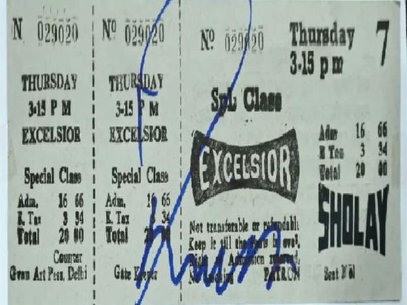  अमिताभ बच्चन यांनी काही दिवसांपूर्वी जुन्या आठवणींना उजाळा देत 'शोले' या चित्रपटाचं तिकिट शेअर केलं होतं. या तिकिटावर 20 रुपये किंमत असल्याचं पाहायला मिळालं. त्यामुळे 'शोले' हा चित्रपट 1975 मध्ये रिलीज झाला त्यावेळी त्याची किंमत फक्त 20 रुपये होती.