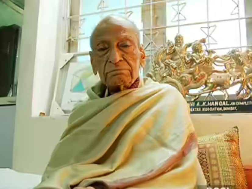  ए.के. हंगल यांचे वय वाढू लागले तसे त्यांना अनेक आर्थिक अडचणींना सामोरे जावे लागले. 2007 मध्ये त्यांची प्रकृती बिघडली तेव्हा उपचारांचा खर्च उचलणेदेखील कठीण झाले होते. त्या वेळी अमिताभ बच्चन यांनी पुढे येत 20 लाख रुपयांची मदत केली. या गोष्टीची सर्वत्र चर्चा झाली.