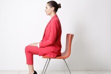 Sitting Position : ताठ बसणं धोकादायक! कोल्हापुरातील हाडांचे डॉक्टर म्हणाले याचा फायदा नाही