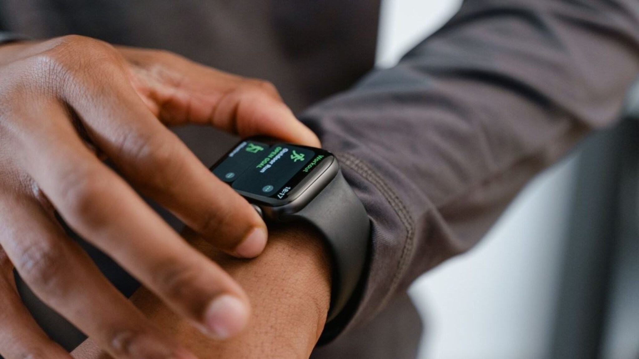 Smartwatch बनवणाऱ्यानेच ते घड्याळ आपल्या हातातून काढून टाकलं; सांगितलं Shocking कारण