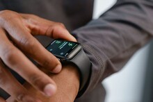 Smartwatch बनवणाऱ्यानेच ते घड्याळ आपल्या हातातून काढून टाकलं; सांगितलं Shocking कारण