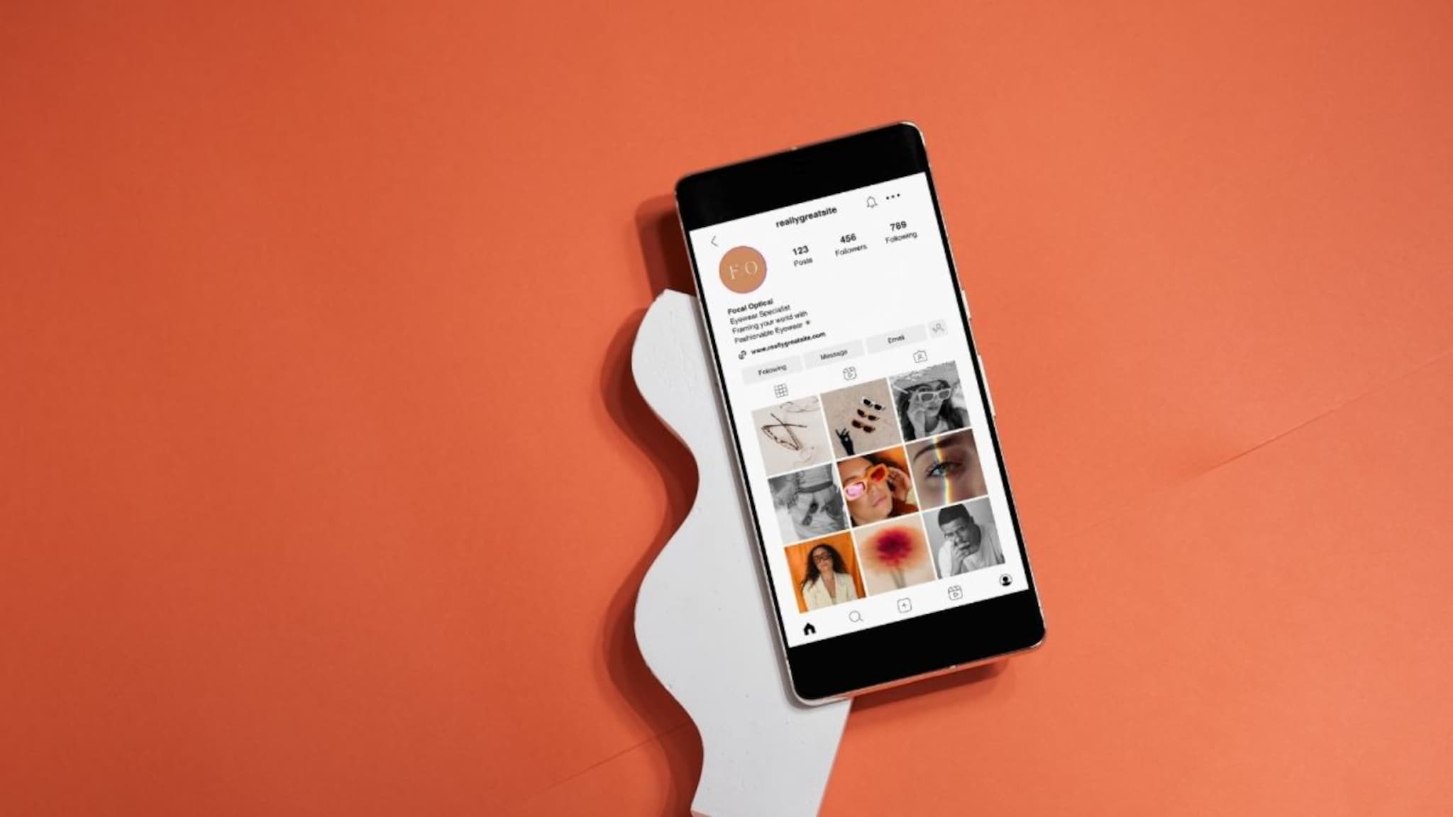 Social Media : लाइक, शेअर, कमेंट न करतानाही ती पोस्ट पाहिली हे सोशल मीडियाला कसं कळतं?