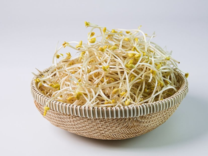 पण आयुर्वेदात मोड आलेले कडधान्य कच्चे खाणं चांगलं नसल्याचं सांगितलं आहे. कच्च्या स्प्राउट्समध्ये बॅक्टेरिया, एन्झाईम असू शकतात.