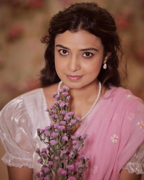 डॉक्टरकी सोडून मयुरीनं अभिनयात येण्याचा निर्णय का घेतला असा प्रश्न तुम्हाला पडला असेल., मयुरीचे आई-वडील आजी आजोबा उच्चशिक्षित चांगल्या हुद्द्यावर काम करणारे होते. ती म्हणाली, 