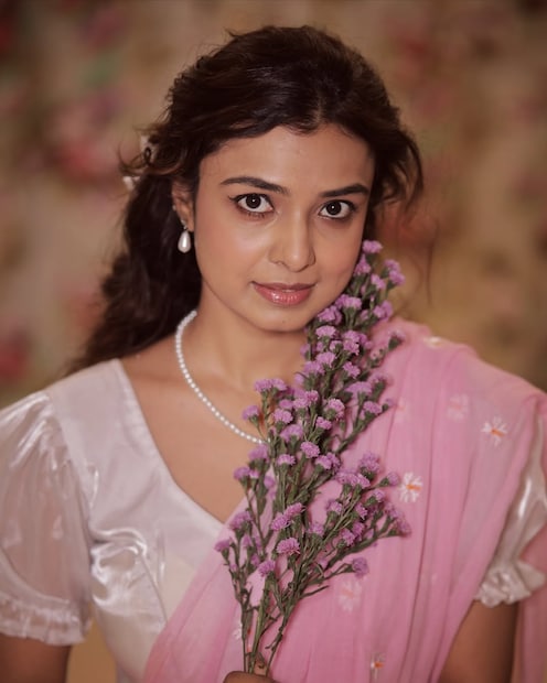  "या सगळ्यात मला एक गोष्ट कळली की आपण गुणी आहोत सीन्सियर आहोत पण आपण आपला आतला आवाज नाही ऐकत. आपल्यातून काहीतरी क्रिएटीव्ह एक्सप्रेशन होऊ पाहतंय असं मला माझा आतला आवाज सांगत होता. त्याला आपण वाव देत नाही."