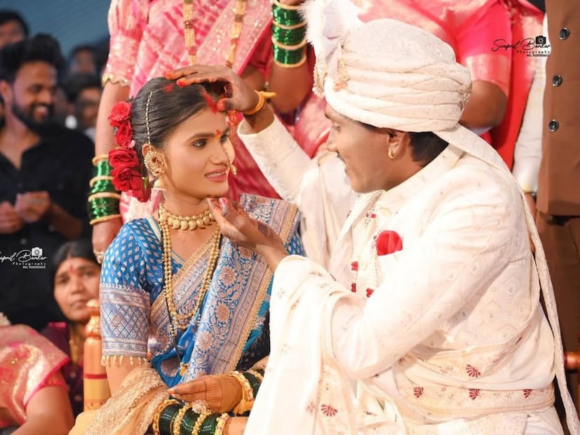  सूरजच्या लग्नासाठी संपूर्ण महाराष्ट्र उत्सुक होता. त्याच्या लग्नाची पत्रिका सोशल मीडियावर व्हायरल झाल्यानंतर लाखो चाहत्यांनी त्याच्या विवाहस्थळी प्रचंड गर्दी केली. सूरजच्या लग्नात हिंदी-मराठी मनोरंजनसृष्टीतील कलाकारांसह राजकीय मंडळीदेखील उपस्थित राहणार होते. पण काही कारणाने त्यांना उपस्थित राहता आलं नाही. पण चाहत्यांनी मात्र सूरजचं लग्न चांगलच गाजवलं.