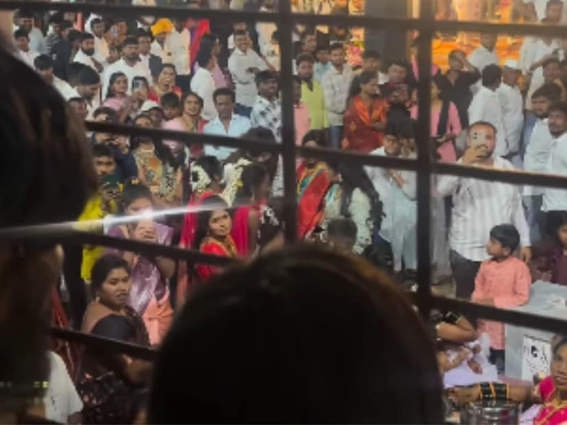  सूरज चव्हाणला दम्याचा त्रास आहे. 'बिग बॉस मराठी'च्या पाचव्या पर्वातही सूरज आपल्या आजाराबाबत बोलताना दिसून आला आहे. लग्नात गर्दी उसळल्याने सूरजचा दम्याचा त्रास वाढला होता. त्यामुळे लग्नमंडपातून तो काही काळ हॉलमधील एका खोलीत गेला होता.