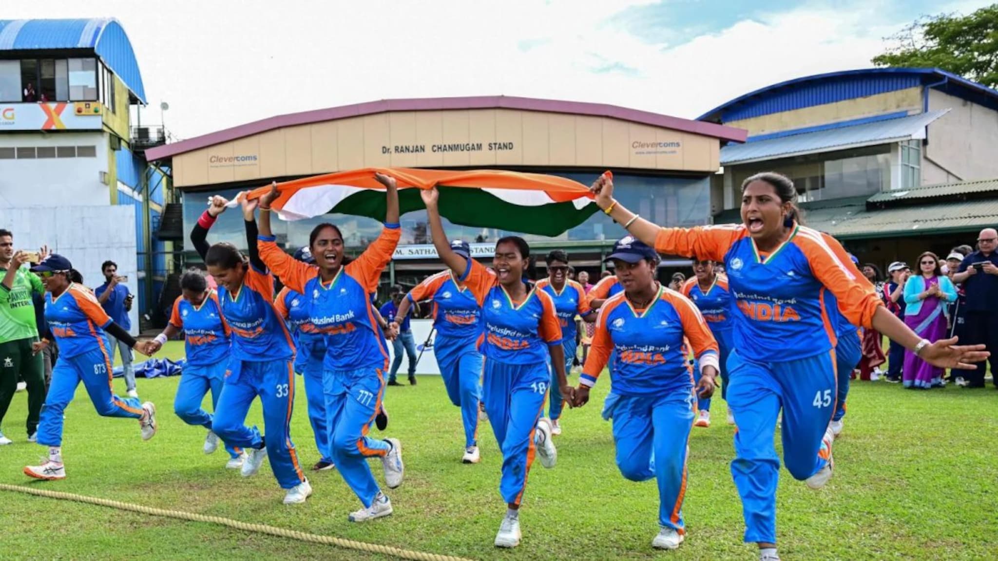 रस्त्यावर पडलेली फळं खाल्ली,आजोबांचा भुकेने मृत्यू,टीम इंडियाच्या वर्ल्डकप विजेत्या कॅप्टनची स्टोरी डोळ्यात पाणी येईल