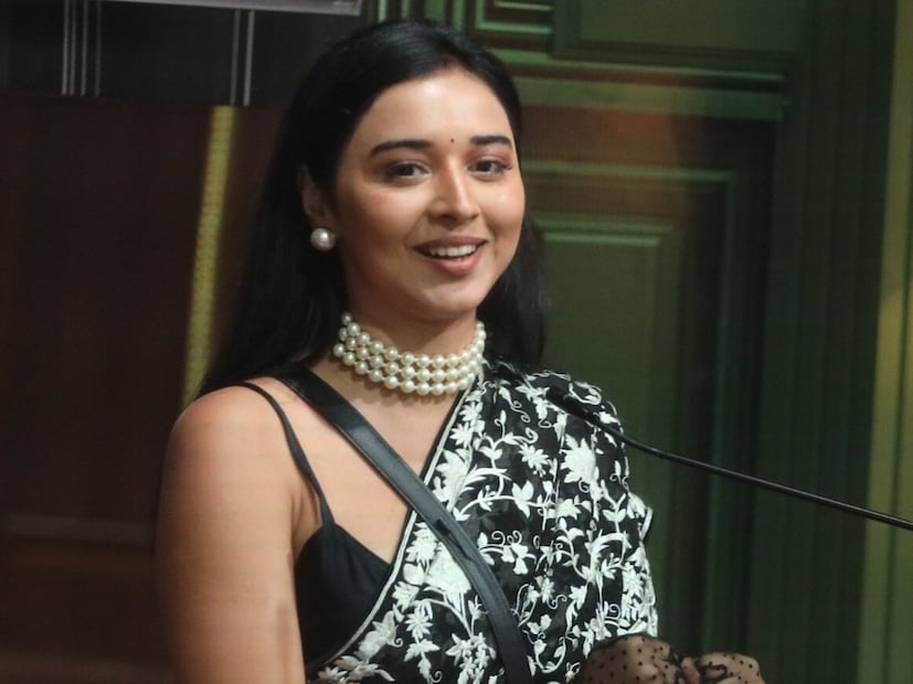  रिद्धिमाला तान्याकडून पैसे न मिळाल्याने तिने सोशल मीडियावर एक पोस्ट शेअर करत आपला राग व्यक्त केला आहे. रिद्धिमा म्हणतेय की तान्याची टिम तिला वेडी समजते. रिद्धिमाने तान्याला अनेक साड्या नेसण्यासाठी पाठवल्या. तसेच या साड्यांच्या पोर्टलचा खर्चदेखील तिने केला. पण तरीही रिद्धिमाला तान्याच्या टिमकडून धमक्या देण्यात येत आहेत.