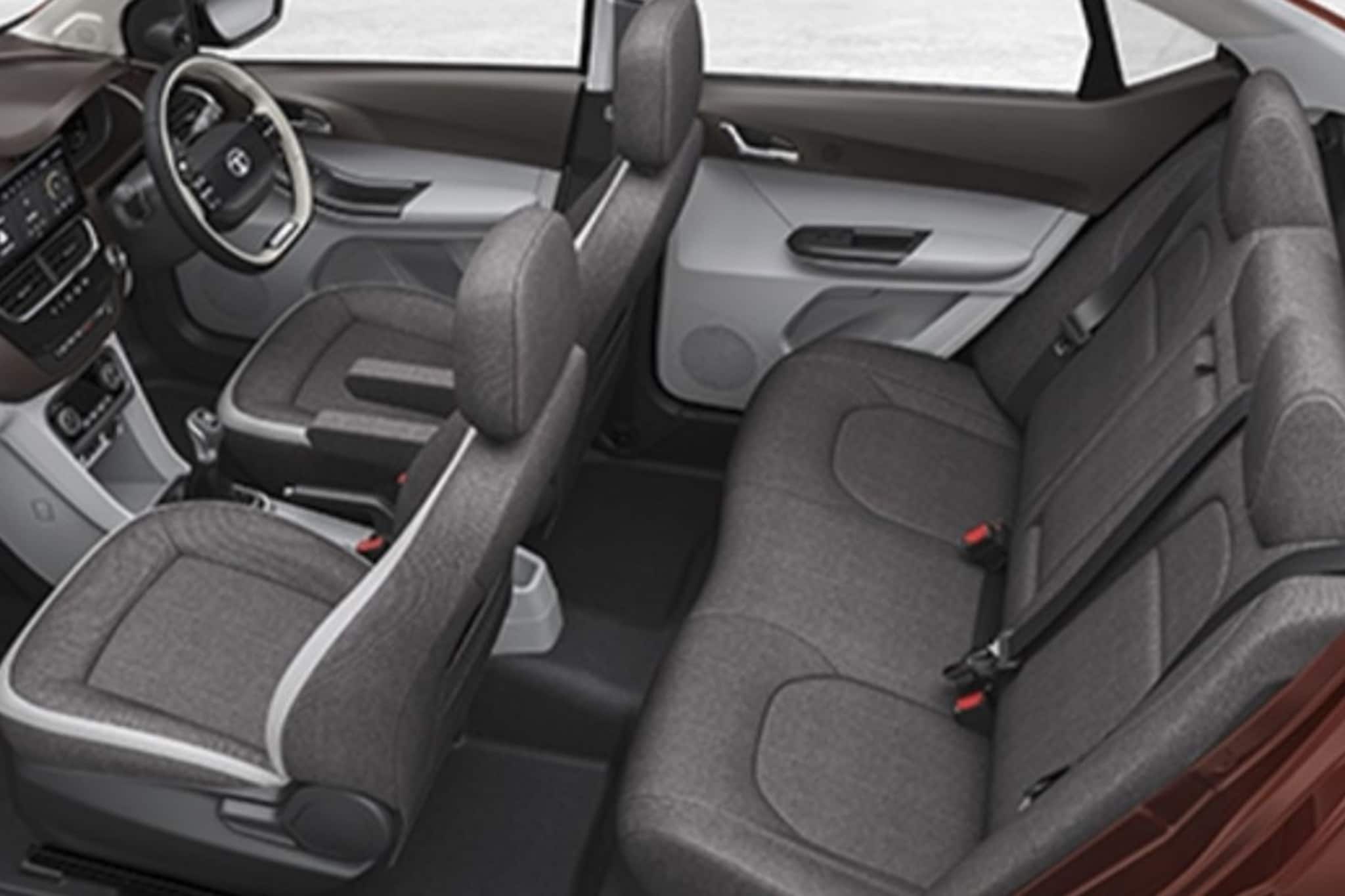 2026 ला फॅमिलीसाठी आता कार घ्याच! 34 किमी मायलेज, टँकसारखी सेफ अन् किंमत कमी