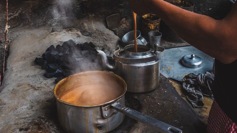 चहा कशात बनवायचा, चहाचं भांडं कसं असावं याबाबत शेफ विष्णू मनोहर यांनी सोशल मीडियावर माहिती दिली आहे. त्यांनी त्यांच्या युट्यब चॅनेलवर याचा व्हिडीओ पोस्ट केला आहे.