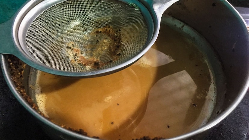 तसं बहुतेक घरामध्ये चहाचं भांडं ठरलेलं असतं. दररोज त्यामध्येच चहा बनतो. पण घरातील माणसांच्या संख्येनुसार त्याच प्रमाणात चहा बनेल इतकं हे भांडं असतं. मग कधी पाहुणे किंवा जास्त माणसं घरी आली की मग मात्र हे चहाचं भांडं बदलतं.