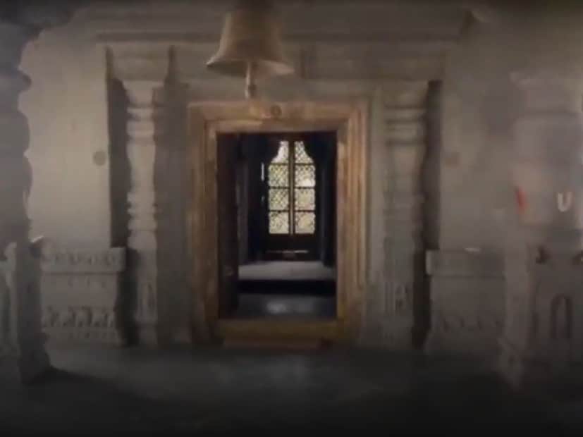 हे अनोखं मंदिर हैदराबादच्या रामोजी फिल्म सिटीमध्ये आहे. हा एक सेट आहे जिथं फिल्मचं शूटिंग केलं दातं. तुम्ही चित्रपटांमध्ये मंदिरातील दृश्ये पाहिली असतील. बहुतेक प्रकरणांमध्ये हे दृश्य प्रत्यक्ष मंदिरांपेक्षा सेटवर चित्रित केले जातात. चित्रपटाच्या गरजेनुसार सेटवर संबंधित देवतेची मूर्ती स्थापित केली जाते, ज्यामुळे त्या ठिकाणाचं रूपांतर त्या देवतेला समर्पित मंदिरात केलं जातं.