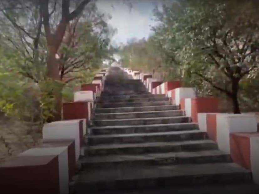 रामोजी फिल्म सिटीमधील एका टुरिस्ट गाईडच्या मते, चेन्नई एक्सप्रेस फिल्ममधील एक सीन जिथं शाहरुख खान दीपिका पदुकोणला घेऊन जातो ते या मंदिराच्या सेटवर चित्रित करण्यात आलं होतं. चित्रपटात दाखवलेल्या पायऱ्या इथून आहेत.