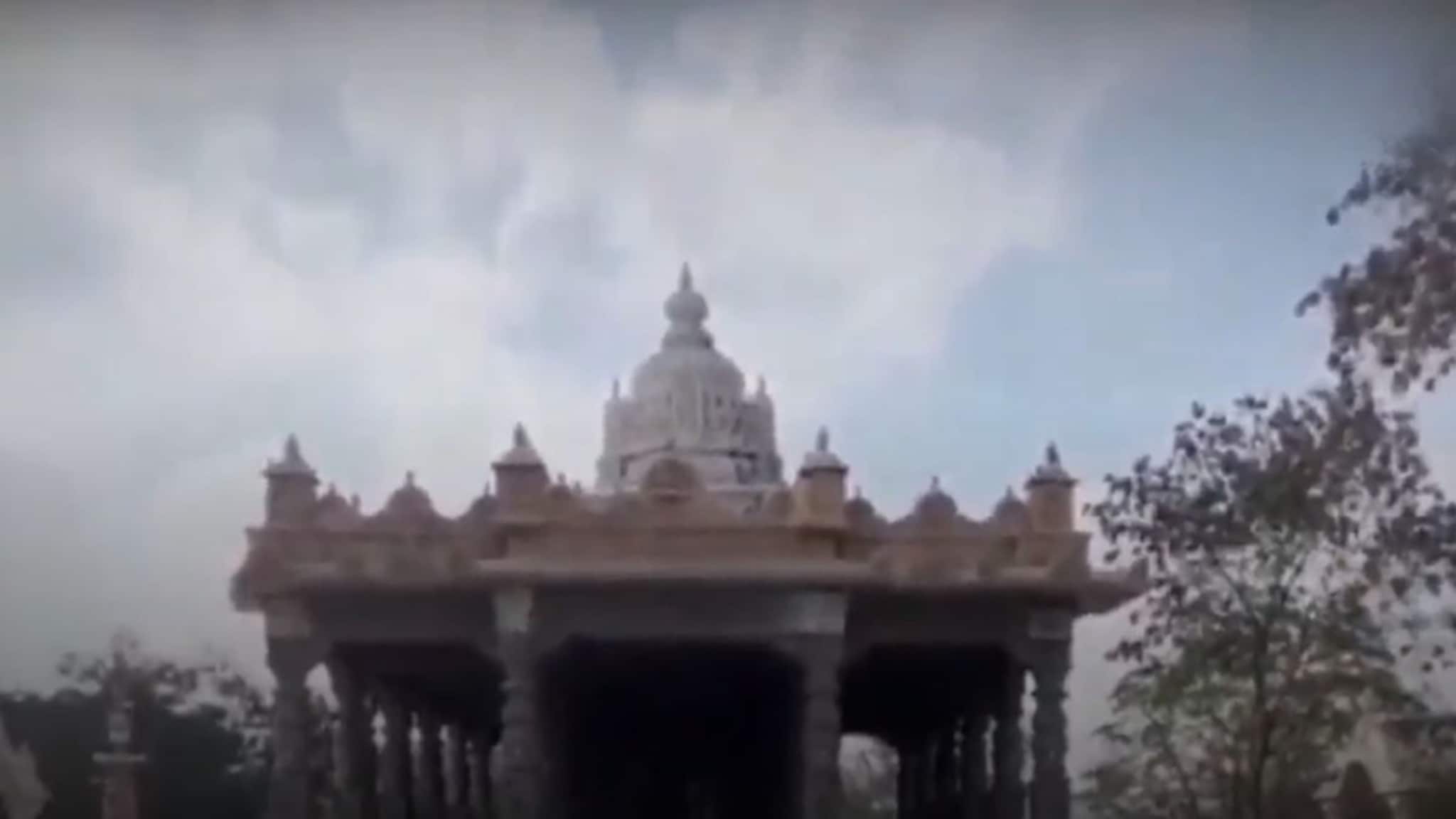 देव नाही, मूर्ती नाही, पूजाही होत नाही; तरी या मंदिरात लोकांची गर्दी, तासनतास लावतात रांगा