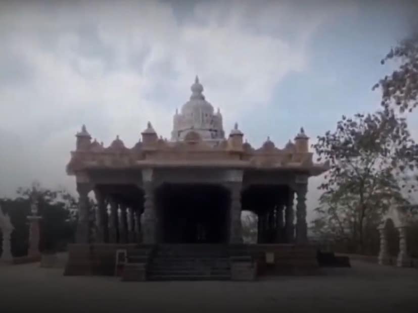 भारतात कितीतरी मंदिर आहेत. जिथं भाविकांची गर्दी होते. मंदिर म्हणजे तिथं देवाची मूर्ती असते. पूजाअर्चा होते. पण भारतातील असं एक मंदिर जिथं देव नाही, कोणतीच मूर्ती नाही, पूजाअर्चा होत नाही तरी दररोज हजारो भाविक इथं येतात. तासनतास रांगा लावतात. भारतात कितीतरी मंदिर आहेत. जिथं भाविकांची गर्दी होते. मंदिर म्हणजे तिथं देवाची मूर्ती असते. पूजाअर्चा होते. पण भारतातील असं एक मंदिर जिथं देव नाही, कोणतीच मूर्ती नाही, पूजाअर्चा होत नाही तरी दररोज हजारो भाविक इथं येतात. तासनतास रांगा लावतात.