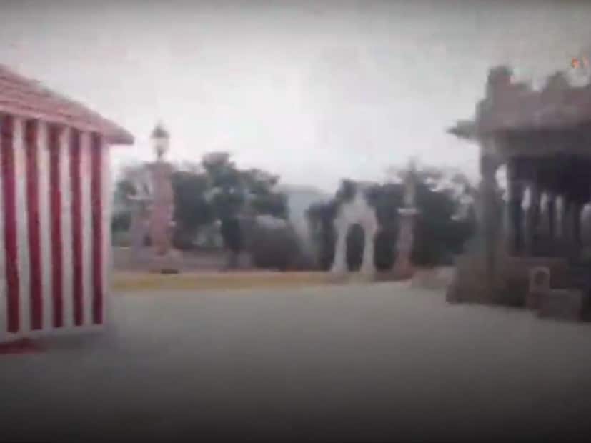 रामोजी फिल्म सिटी ही जगातील सर्वात मोठी फिल्म सिटी आहे, जी हैदराबादमध्ये आहे. बस किंवा ऑटोने इथं सहज पोहोचता येतं. प्रवेश तिकिटांची किंमत 1950 रुपये आहे, वेळोवेळी विविध ऑफर उपलब्ध आहेत. मुलांसाठी आणि विद्यार्थ्यांसाठी तिकिटं कमी किमतीत उपलब्ध आहेत.