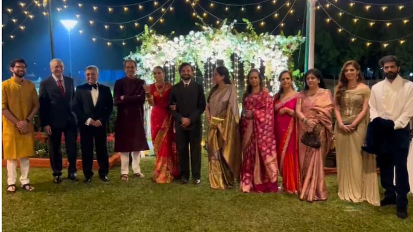 मराठी भाषेच्या मुद्यावर ठाकरे बंधू एकत्र आलेत. बैठका असो की फॅमिली फंक्शन असेल प्रत्येक ठिकाणी ठाकरे बंधू सह कुटुंब एकत्र पाहण्यास मिळत आहे. अशातच दिल्लीनंतर आता मुंबईत अमित ठाकरे यांचे मेव्हणे डॉ. राहुल बोरुडे यांच्या विवाहाचा स्वागत समारंभ मुंबईत पार पडला. यावेळी ठाकरे कुटुंब एकत्र होतं. यावेळी मात्र काका आदित्य ठाकरे आणि पुतण्या किआनची दंगामस्ती कॅमेऱ्यात कैद झाली. मराठी भाषेच्या मुद्यावर ठाकरे बंधू एकत्र आलेत. बैठका असो की फॅमिली फंक्शन असेल प्रत्येक ठिकाणी ठाकरे बंधू सह कुटुंब एकत्र पाहण्यास मिळत आहे. अशातच दिल्लीनंतर आता मुंबईत अमित ठाकरे यांचे मेव्हणे डॉ. राहुल बोरुडे यांच्या विवाहाचा स्वागत समारंभ मुंबईत पार पडला. यावेळी ठाकरे कुटुंब एकत्र होतं. यावेळी मात्र काका आदित्य ठाकरे आणि पुतण्या किआनची दंगामस्ती कॅमेऱ्यात कैद झाली.