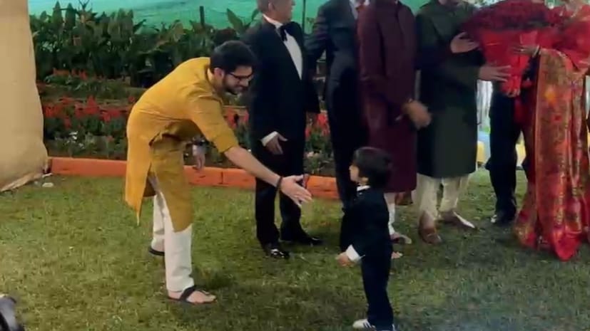 एकीकडे फोटो सेशन सुरू होतं तर दुसरीकडे मात्र काका आदित्य ठाकरे आणि पुतण्या किआन ठाकरे वेगळ्याच मूडमध्ये पाहण्यास मिळाले. 