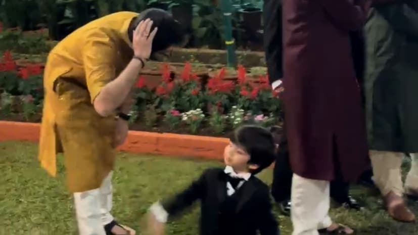 आदित्य ठाकरे यांनी किआनला गिव्ह मी फाईव्ह म्हणजे टाळी देण्यासाठी हात पुढे केला अन् फिरकी घेत टाळी दिलीच नाही. पण, टाळी दिल्याशिवाय काही ऐकणार थोडी होता. 