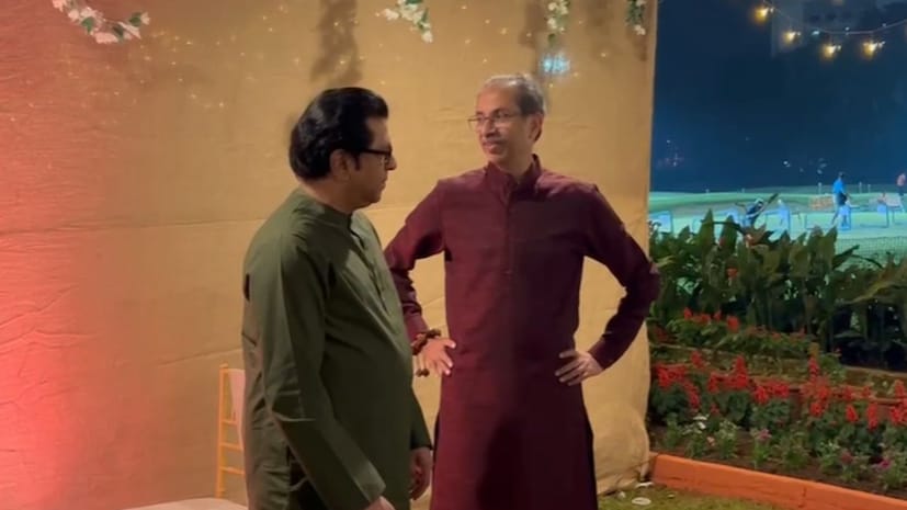 दिल्लीत विवाह सोहळा संपन्न झाल्यानंतर आता मुंबईतील वेलिंग्टन क्लब इथं स्वागत समारंभ पार पडला.  या समारंभासाठी संपूर्ण ठाकरे कुटुंबीय उपस्थित होते.