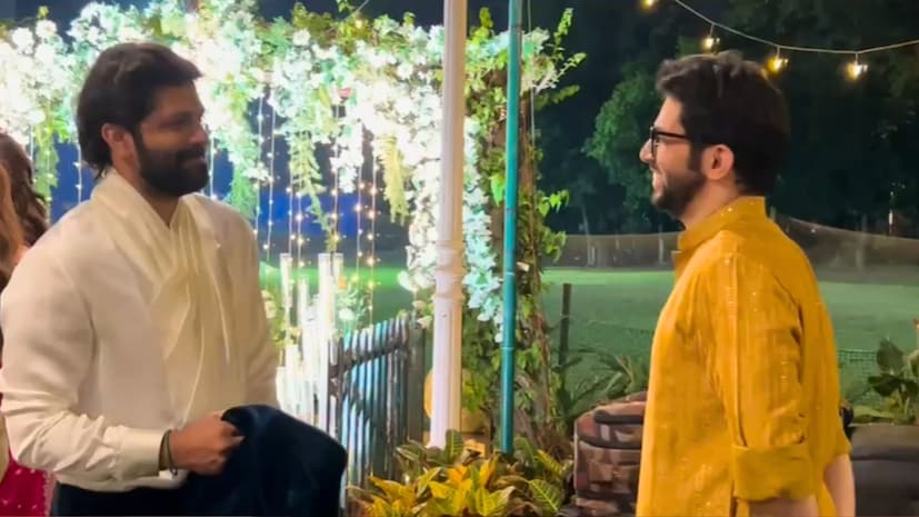 यावेळी अमित ठाकरे हे सुद्धा पहिल्यांदाच हटके अशा लूकमध्ये पाहण्यास मिळाले. आदित्य आणि अमित ठाकरे यावेळी गप्पा मारताना फोटो समोर आला.