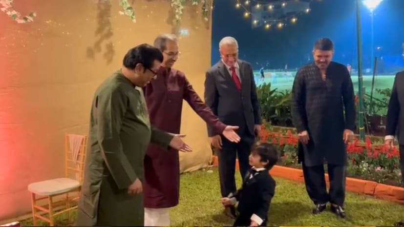 उद्धव ठाकरे, रश्मी ठाकरे, आदित्य ठाकरे,  राज ठाकरे, शर्मिला ठाकरे, अमित ठाकरे आणि मिताली ठाकरे आणि किआन ठाकरे यावेळी स्वागत समारंभाला उपस्थितीत होते. 